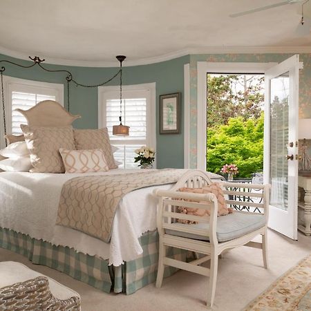 White Doe Inn Bed & Breakfast Мантео Екстер'єр фото