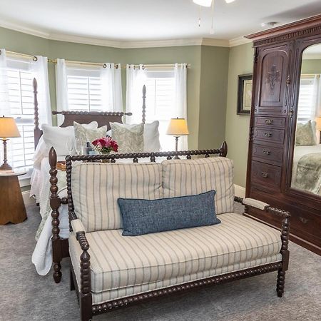 White Doe Inn Bed & Breakfast Мантео Екстер'єр фото