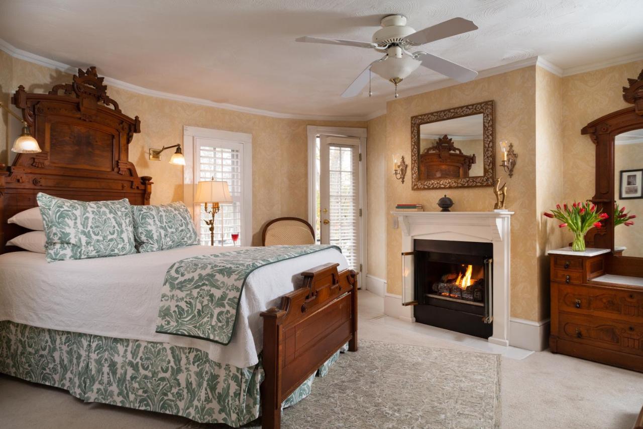 White Doe Inn Bed & Breakfast Мантео Екстер'єр фото