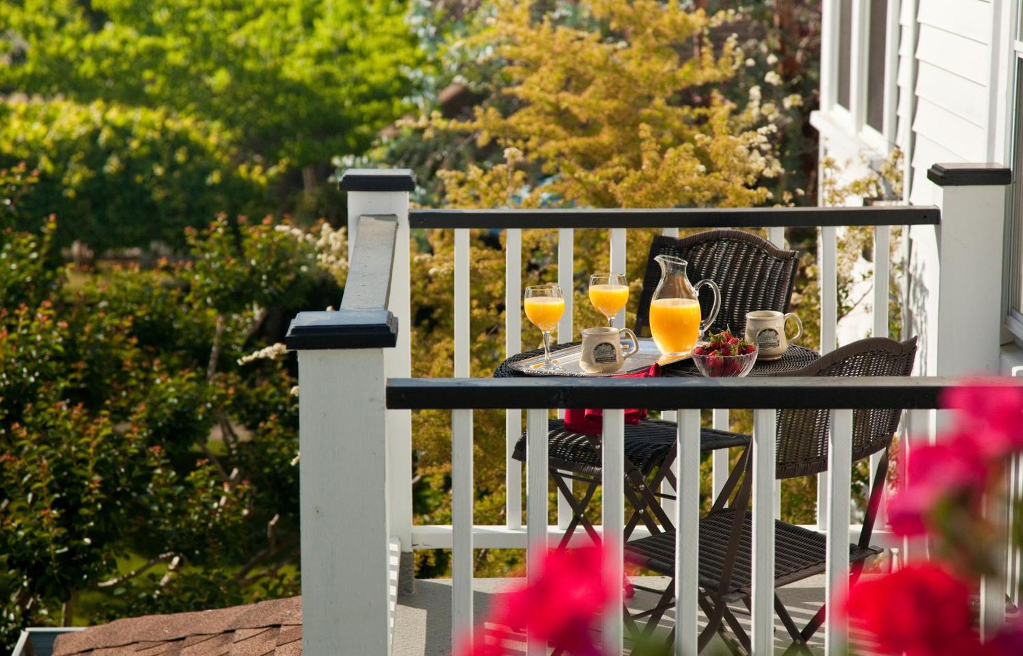 White Doe Inn Bed & Breakfast Мантео Номер фото