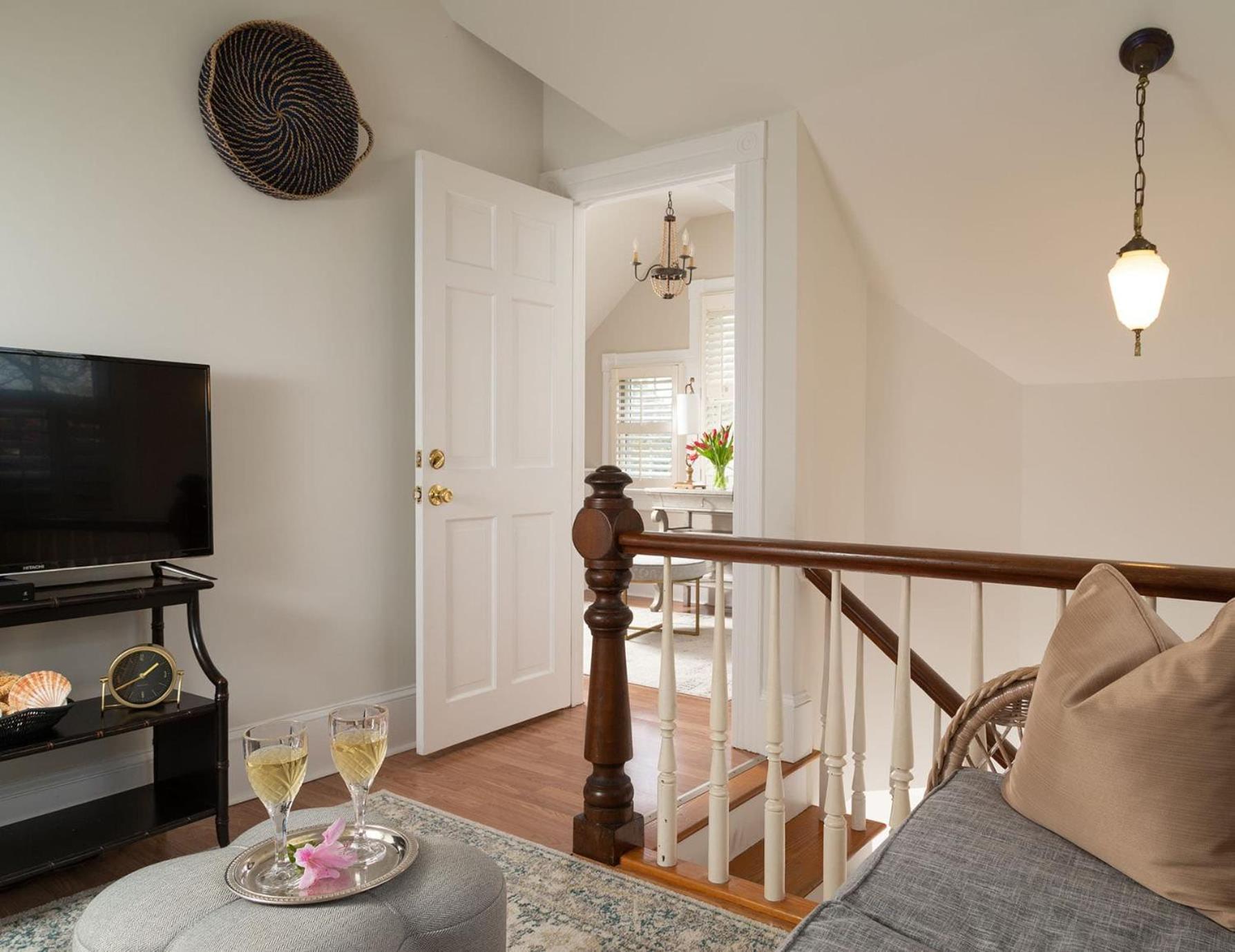 White Doe Inn Bed & Breakfast Мантео Екстер'єр фото