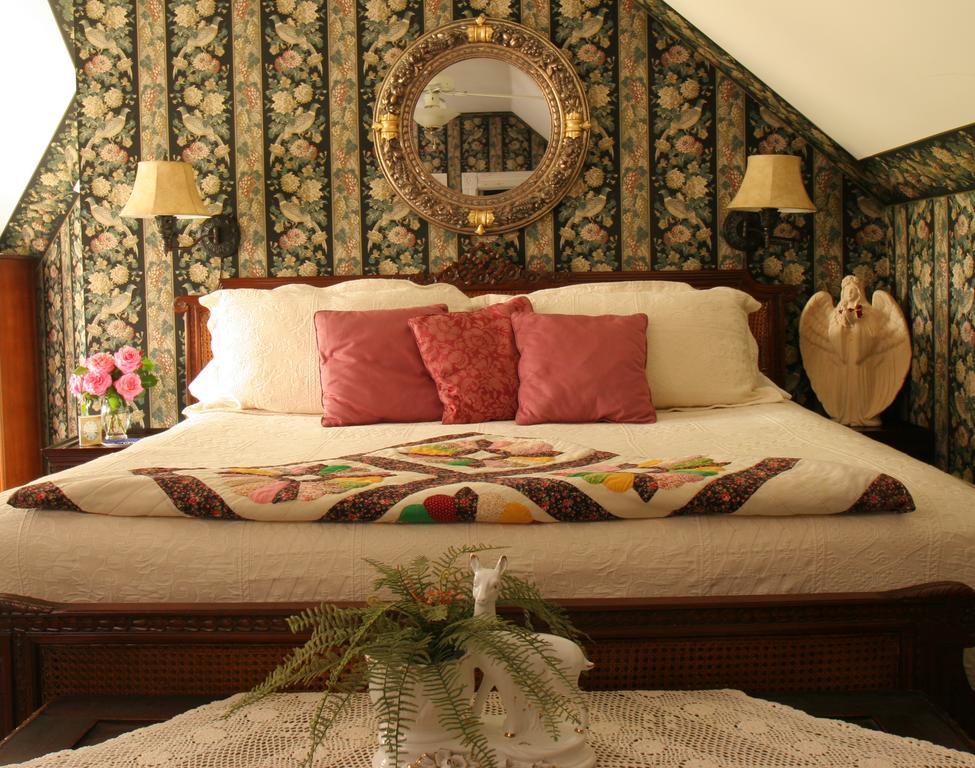 White Doe Inn Bed & Breakfast Мантео Номер фото