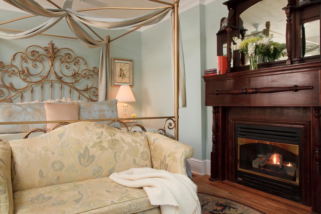 White Doe Inn Bed & Breakfast Мантео Номер фото