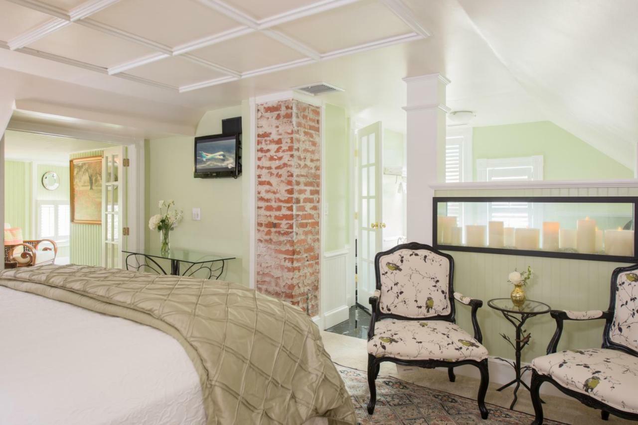 White Doe Inn Bed & Breakfast Мантео Екстер'єр фото