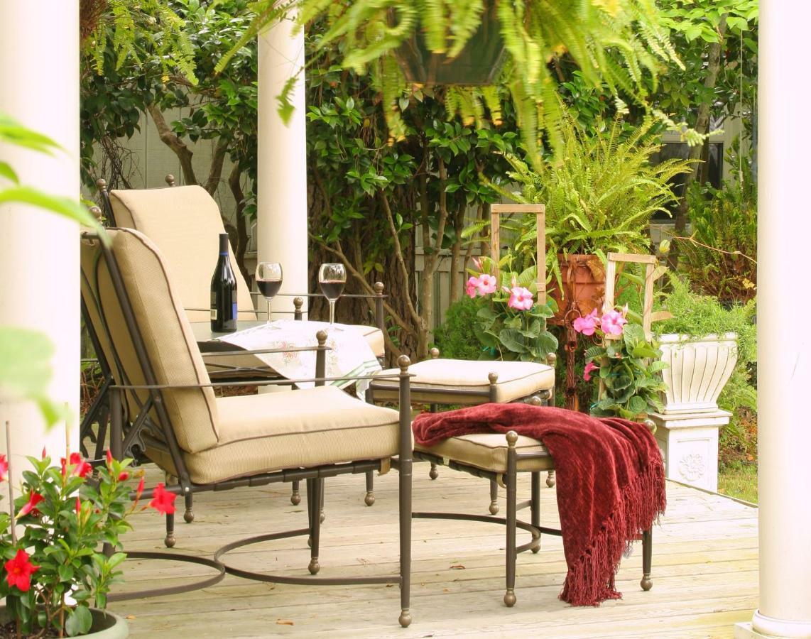 White Doe Inn Bed & Breakfast Мантео Екстер'єр фото