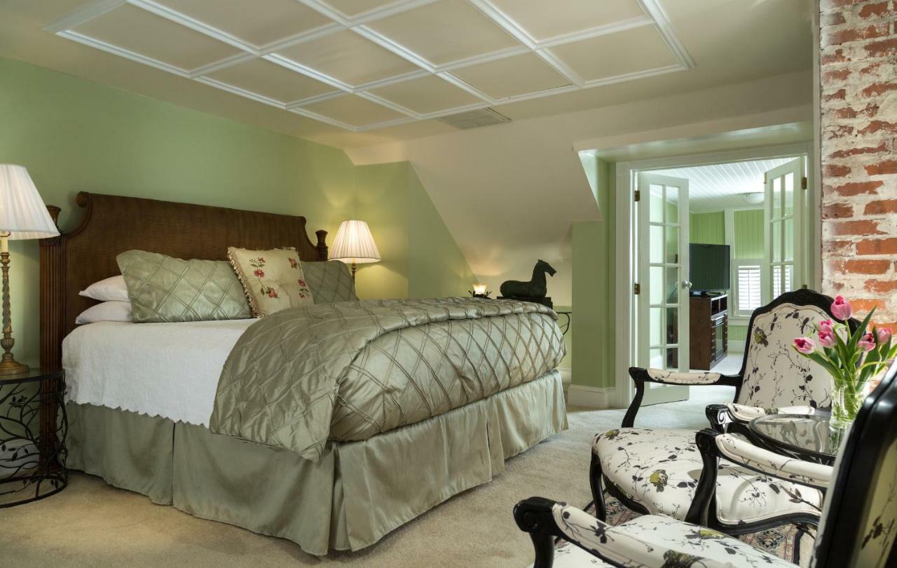 White Doe Inn Bed & Breakfast Мантео Екстер'єр фото